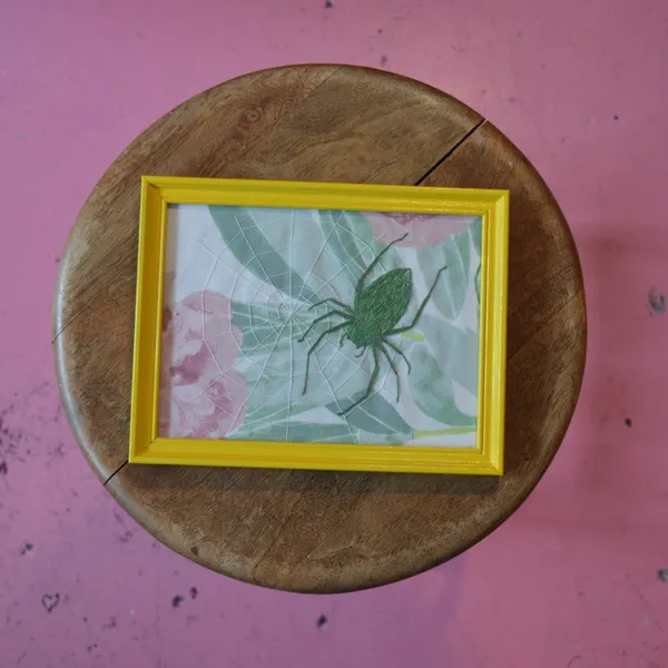 Spind mellem blomster